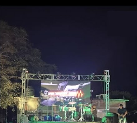 Escenario con templete e iluminación para banda en vivo